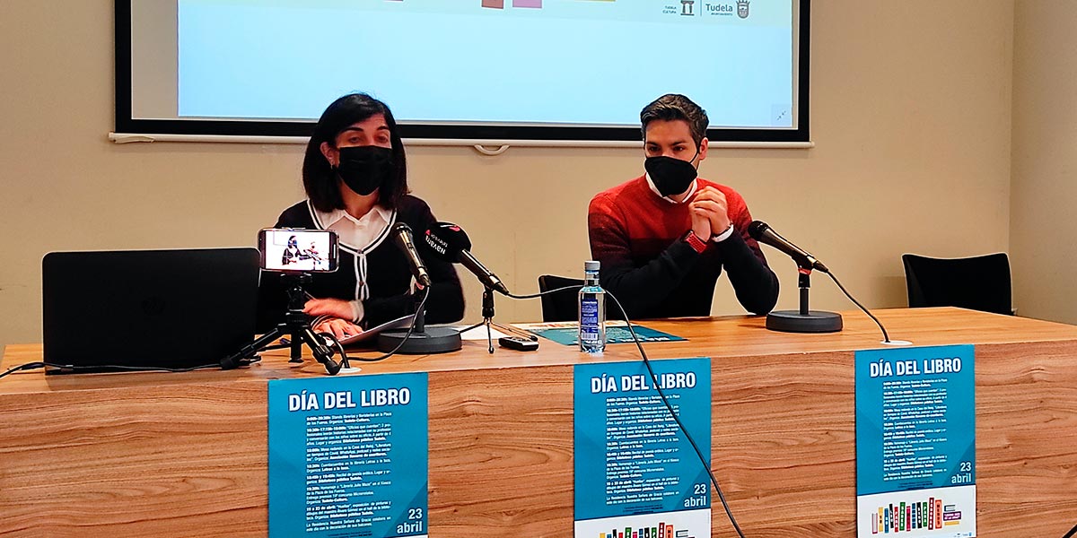 Merche Añón y Miguel Iglesias presentaron este martes la programación organizada para celebrar el Día del libro en Tudela