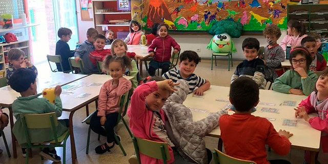 Brocolín sigue visitando los colegios de Tudela, como el CP Monte San Julian Tudela con los alumnos de infantil y primaria 1