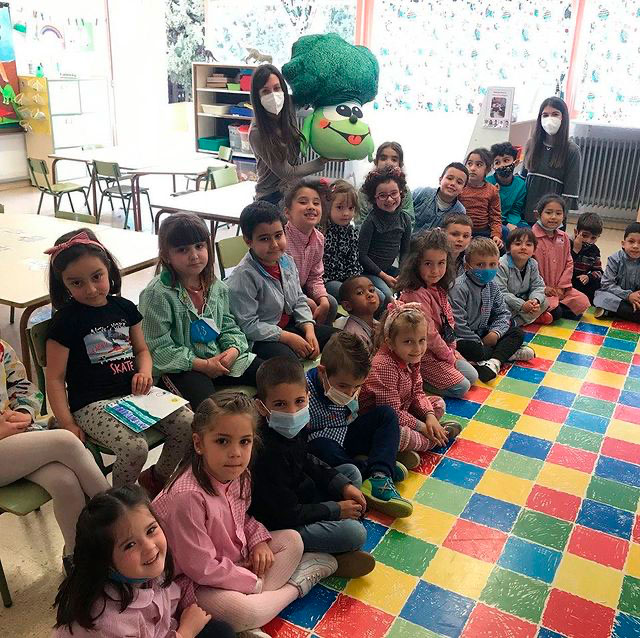 Brocolín sigue visitando los colegios de Tudela, como el CP Monte San Julian Tudela con los alumnos de infantil y primaria