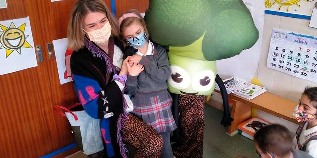 Los niños y niñas del colegio Compañía de María ya han tenido ya la suerte de conocer a Brocolín 1
