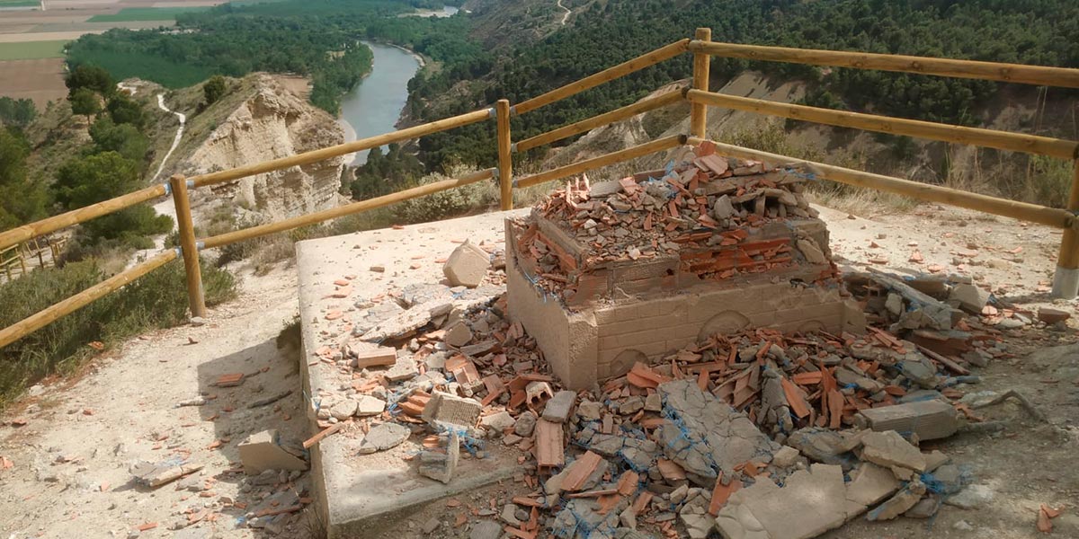 El trono mirador en el Barranco del Rey de Funes, tras los actos vandálicos