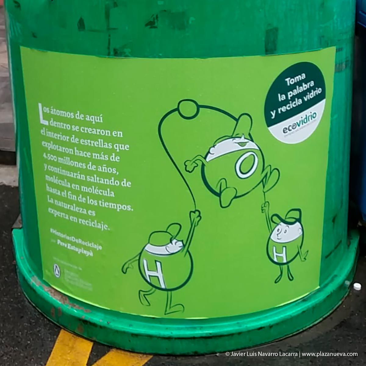 Uno de los seis exclusivos contenedores verdes que incluye un microrrelato sobre el reciclaje y el cuidado de nuestro entorno