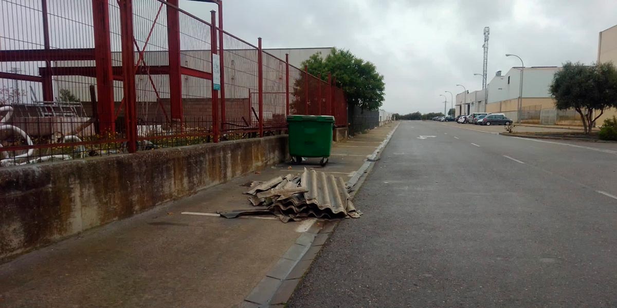 Placas de fibrocemento abandonadas junta a la cera de la nave municipal del polígono idustrial