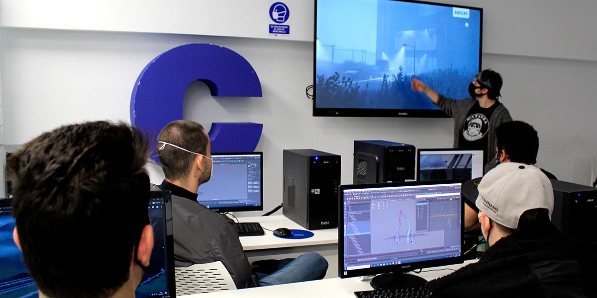 Alumnado de videojuegos de Creanavarra en aula del Centro en la fase de creación