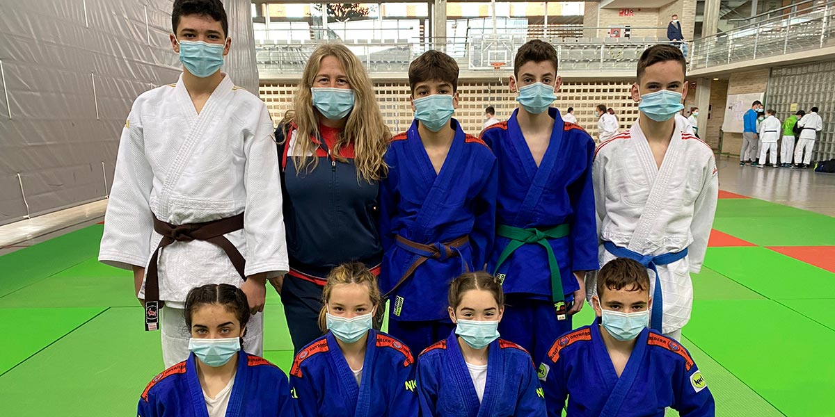Judo Club Ribera Navarra con su entrenadora, Maika Burgaleta