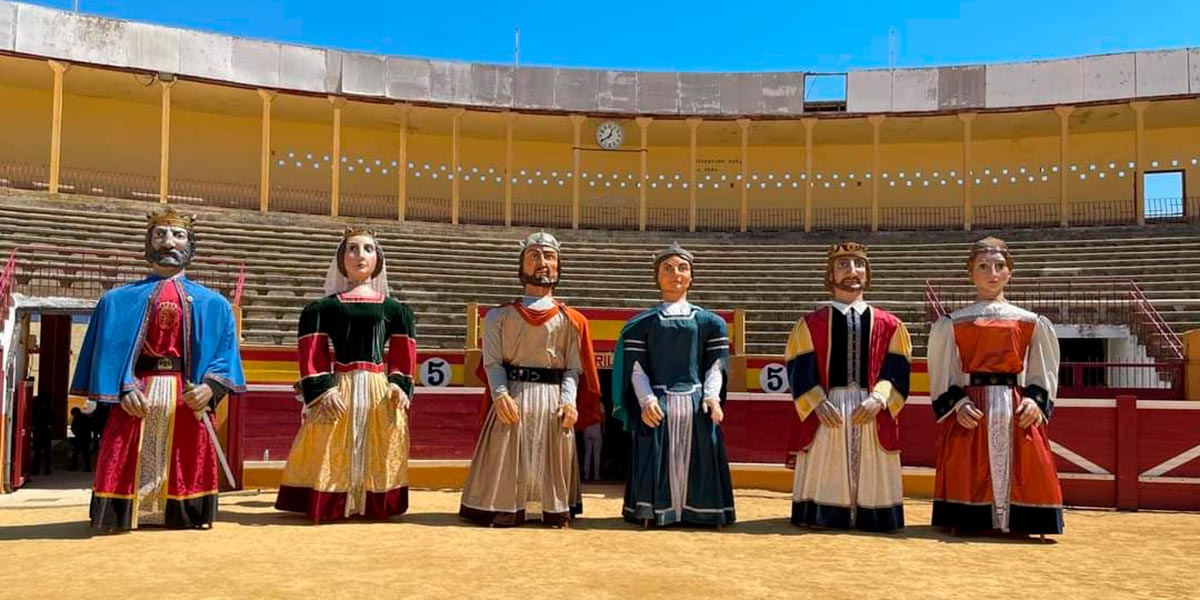 Actuación de los Gigantes de Tudela en la plaza de toros