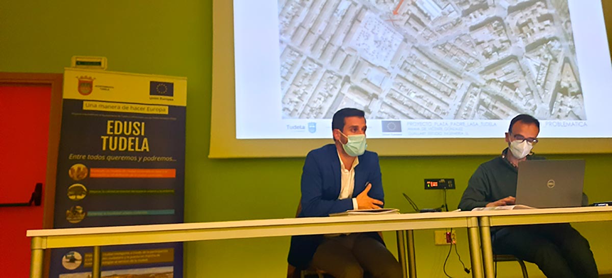 El concejal de Urbanismo, Zeus Pérez, y el arquitecto responsable del proyecto Ignacio Ruiz (Guallart Estudios de Ingeniería) explicaron a los vecinos los pormenores de las futuras obras y recogieron sus dudas y sugerencias