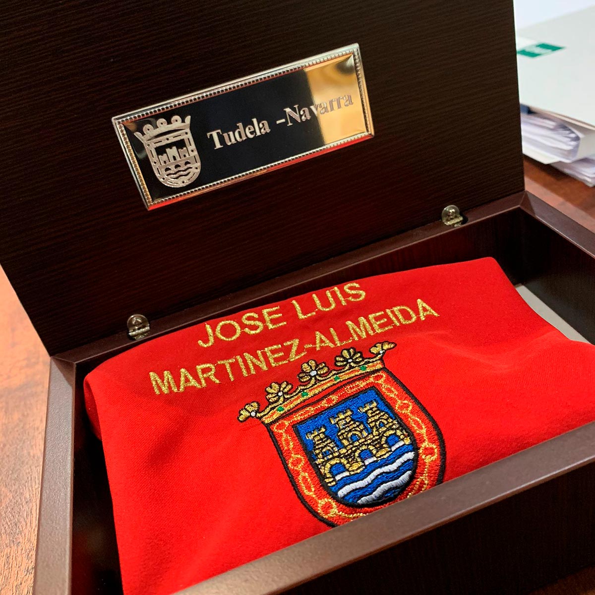 Pañuelico dedicado a José Luis Martínez-Almeida