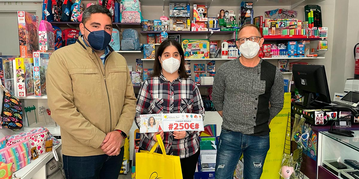 Sara Aguado Dúcar de Ribaforada, con su compra en Estación 30, recibió el boleto que le trajo la suerte
