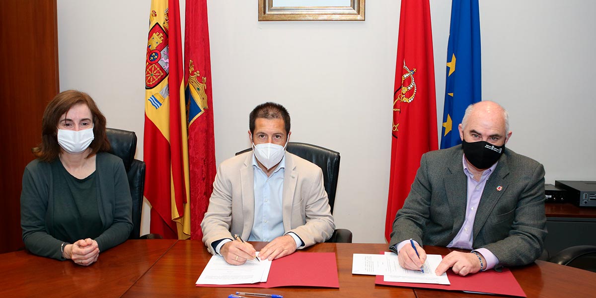 La directora general de Ordenación del Territorio, Izaskun Abril; el alcalde de Peralta, Juan Carlos Castillo, y el vicepresidente José Mª Aierdi, durante la firma del convenio