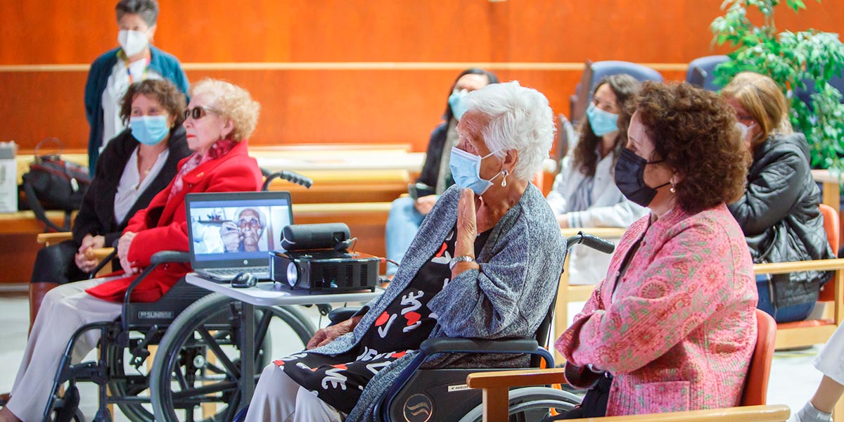 Presentación de la campaña a las dos residentes protagonistas y sus cuidadoras