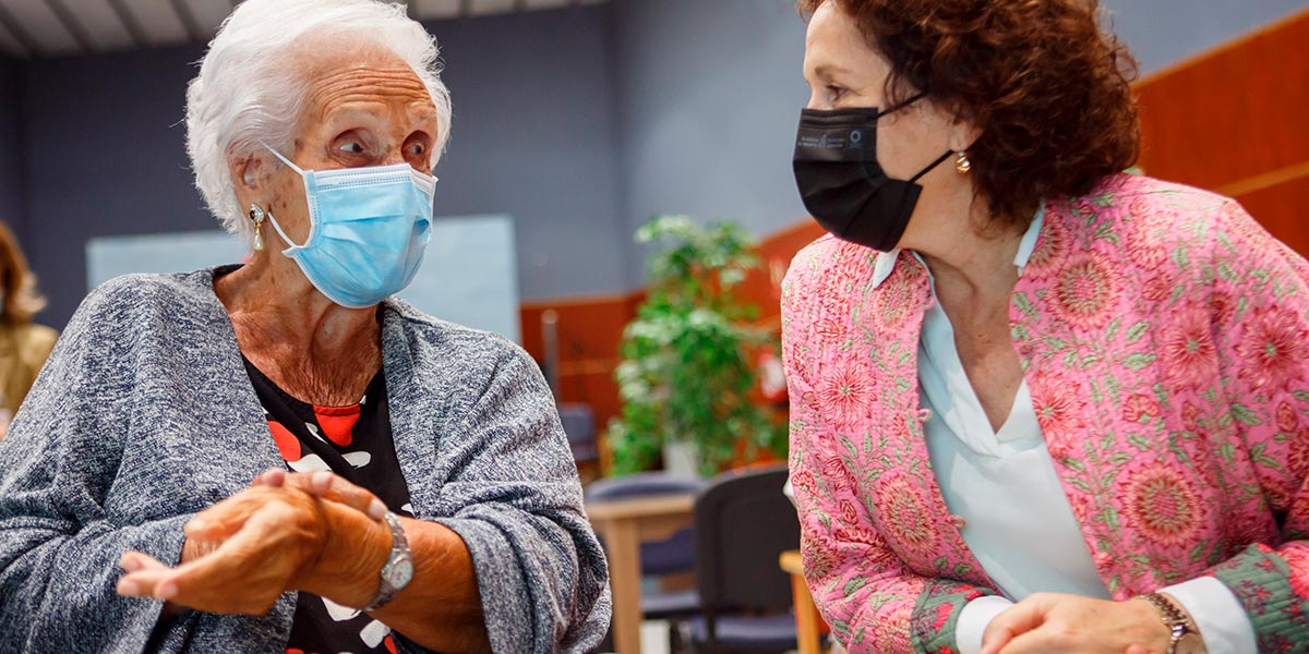 La consejera Maeztu con Mª Ángeles, una de las protagonistas de la campaña