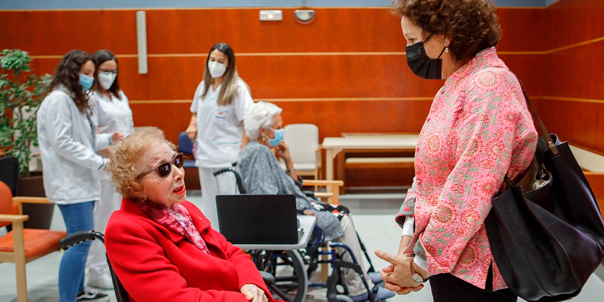 La consejera Maeztu con Alicia, una de las protagonistas de la Campaña