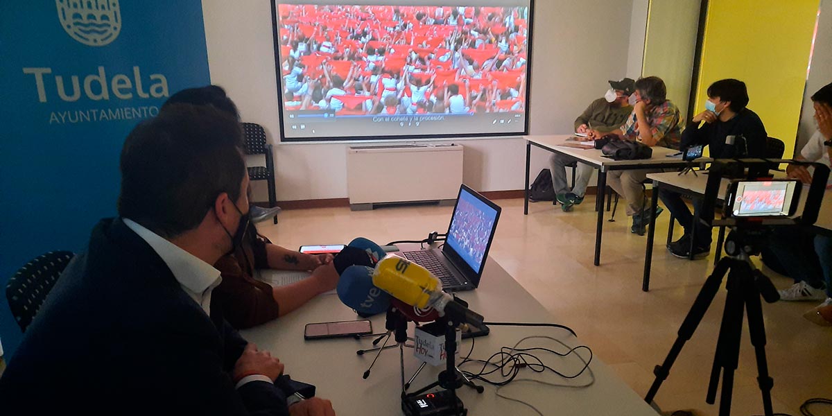 Proyección del vídeo promocional de Santanica de mi alma 2021
