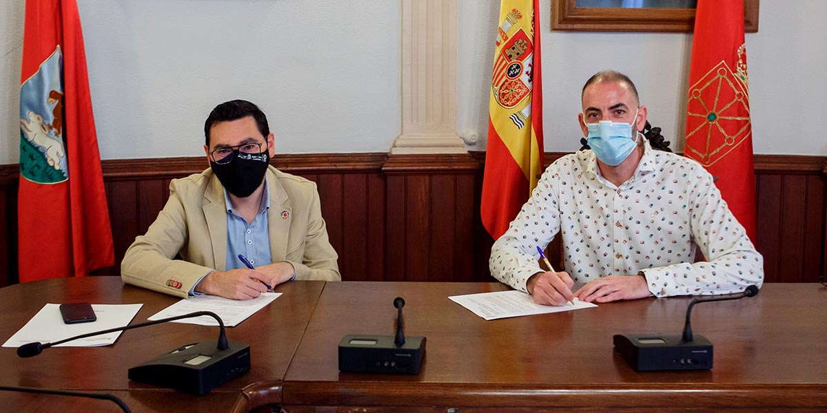 El director general de Administración Local y Despoblación, Jesús Mª Rodríguez, y el alcalde de Corella, Gorka García, en un momento de la firma