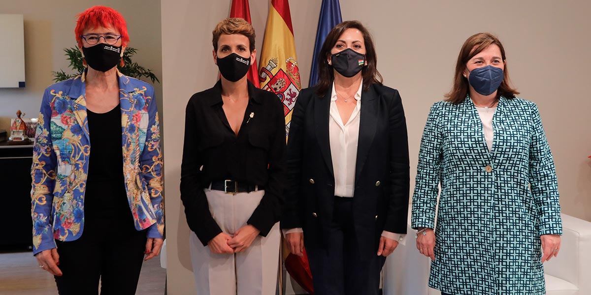 De izquierda a derecha la consejera de Salud, Santos Induráin, la Presidenta Chivite, la presidenta de La Rioja Concha Andreu y la consejera de Salud de La Rioja, Sara Alba