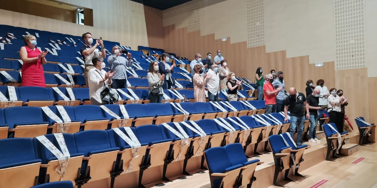Asistentes a la toma de posesión de los cuatro nuevos agentes de policía