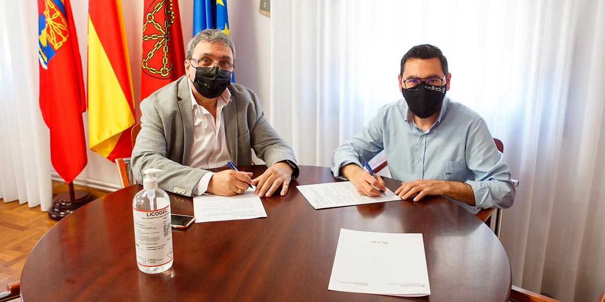 El director general de Administración Local, Jesús Mari Rodríguez, y el alcalde de Milagro, José Ignacio Pardo, en el ayuntamiento