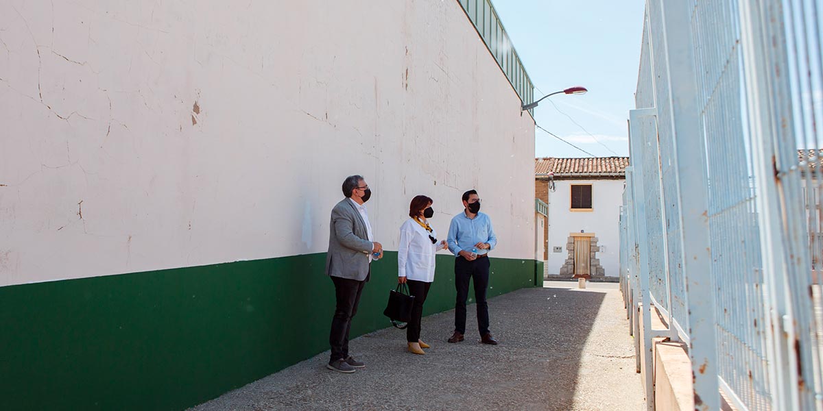 Jesús Mari Rodríguez, José Ignacio Pardo y Belén Cerdán, junto al pabellón