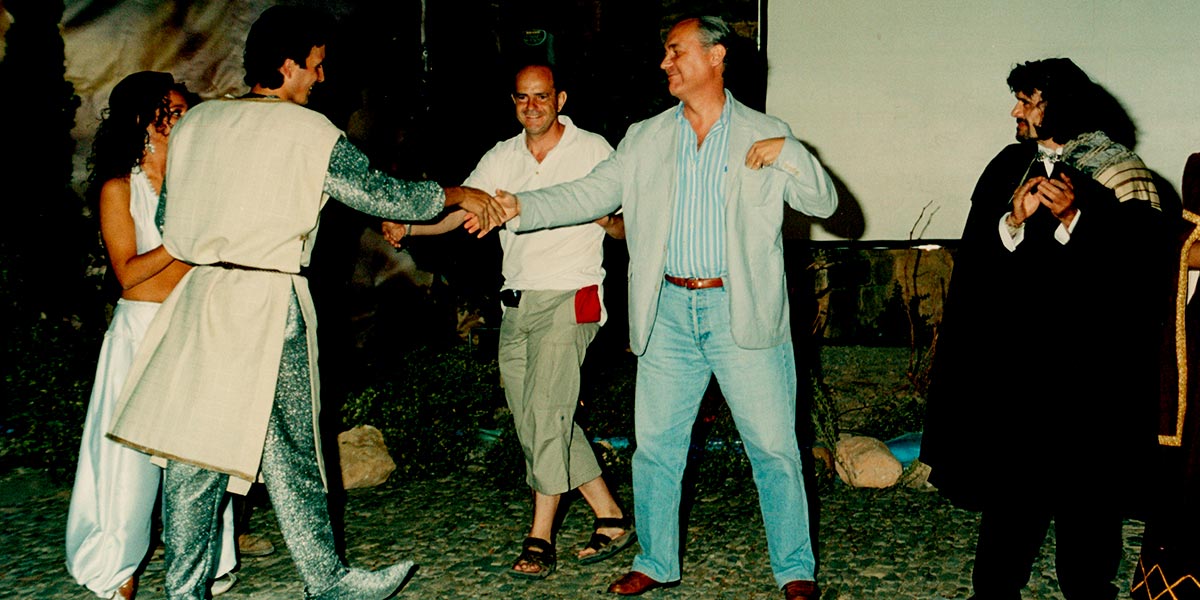 Al final de la representación de la Cueva de la Mora en la Pza. de los Absides, con la mora, el cristiano, Serafín, Luis Alberto de Cuenca, (narrador) y Becquer