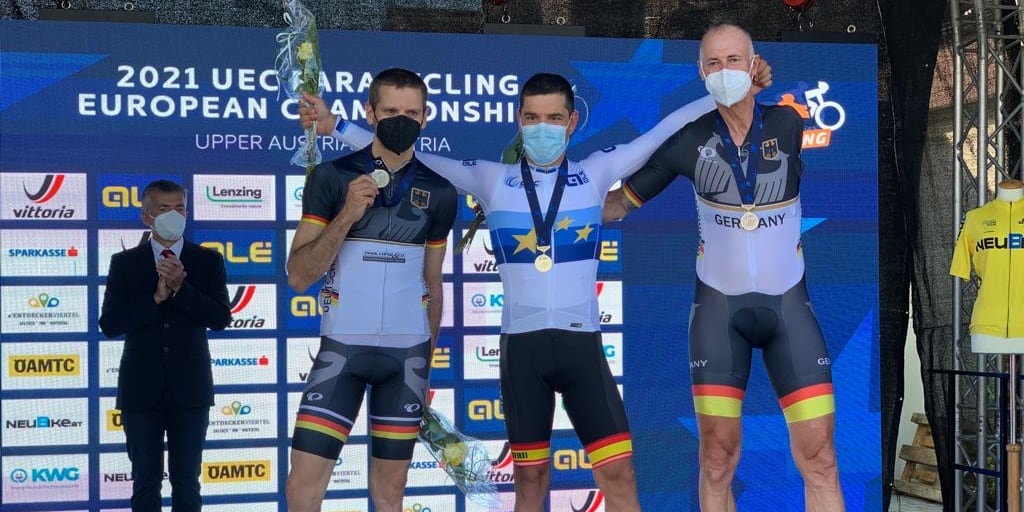 Eduardo Santas celebrando su primer puesto