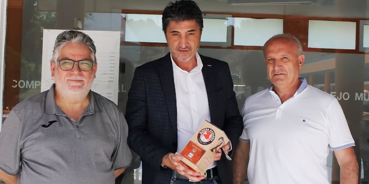 Domingo Sánchez, responsable de Forjados Orgués, recibió un detalle