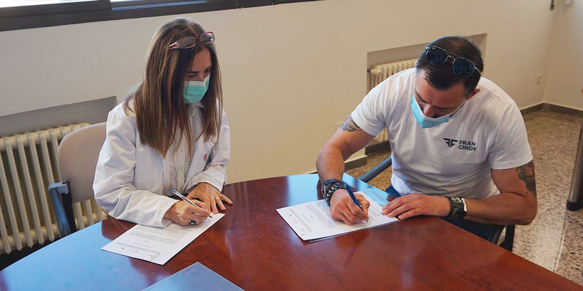 Ana Beamonte, gerente del Área de Salud de Tudela, y Iosu Martín, presidente de Alcer Navarra, firman el convenio de colaboración