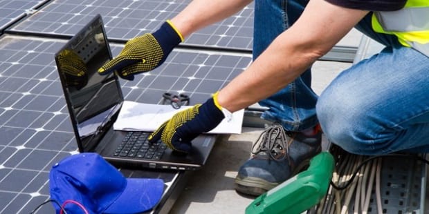 Portátil sobre panel solar