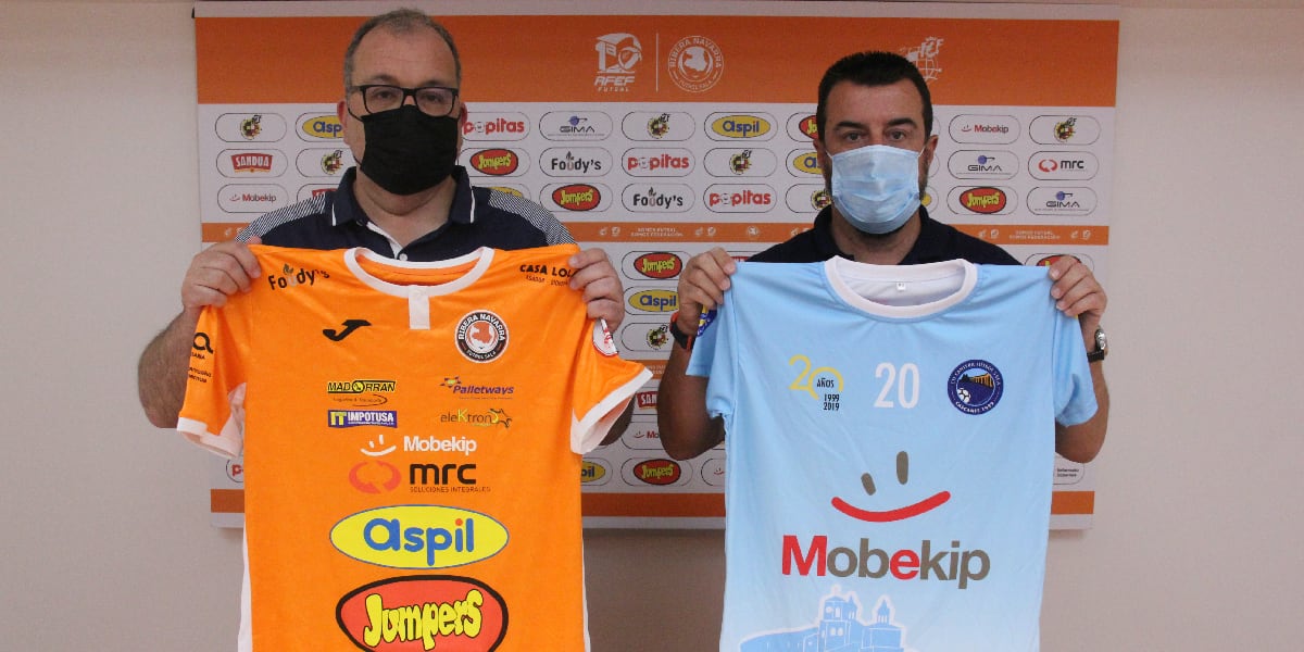 Los presidentes Alberto Ramírez y Javier Benavente con las camisetas de sus respectivos clubes