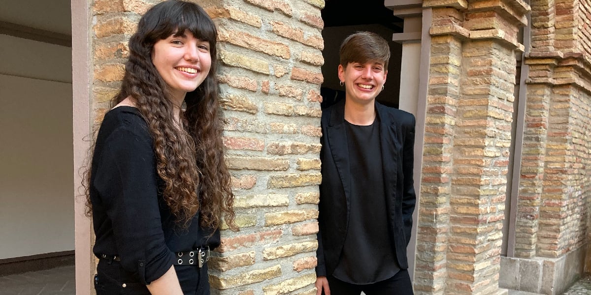 Erika Mensat, a la izquierda, y Paula Adrián, a la derecha