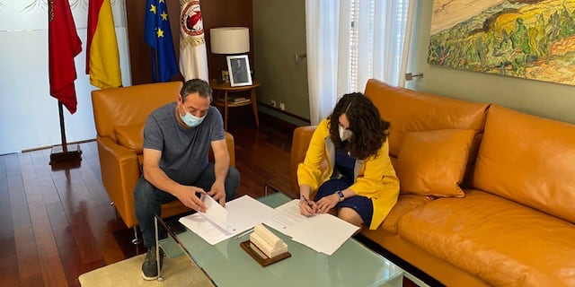 Firma del contrato suscrito en la Sede de la Comunidad de Bardenas