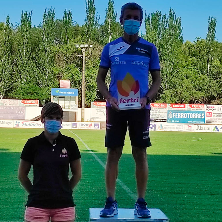 Agustín Salvatierra en lo alto del podio
