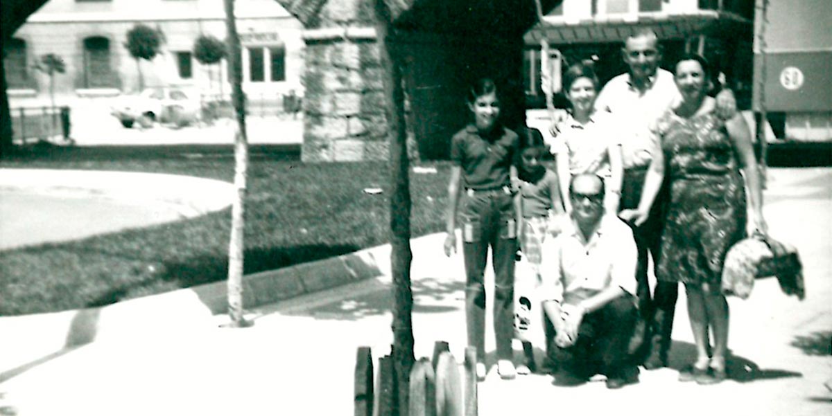 Los amigos de la familia Agustín y Manola con sus hijas María y Maite, junto a Antonio González Barricarte y su padre