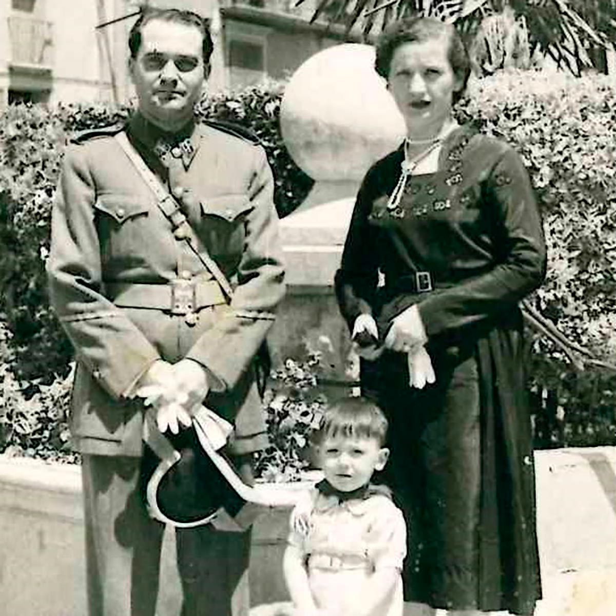 Mercedes Barricarte con su marido y su primer hijo, en el Paseo de Pamplona en 1957