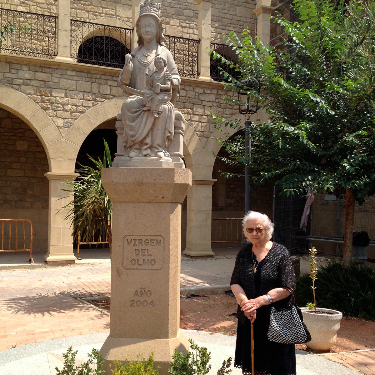 Mercedes Barricarte visitando la Virgen del Olmo de su Azagra natal