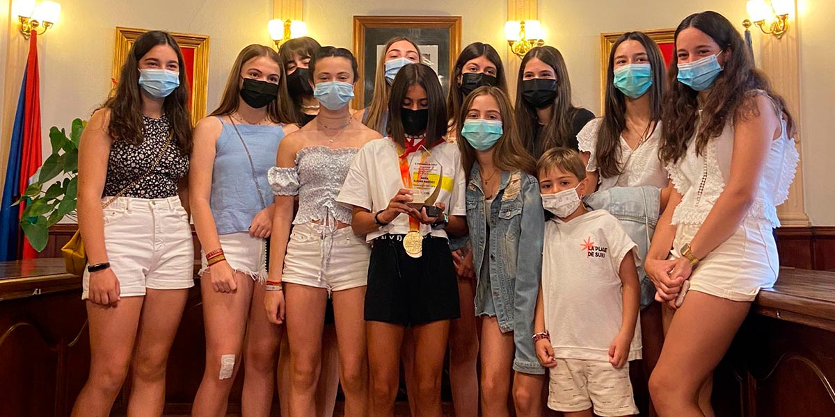 María Alduán con sus amigas