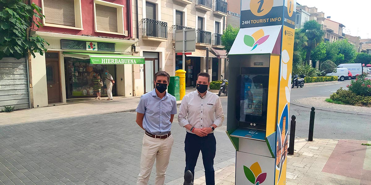 Sergio Villava y Alejandro Toquero junto al Punto de información turística digital instalado en Tudela