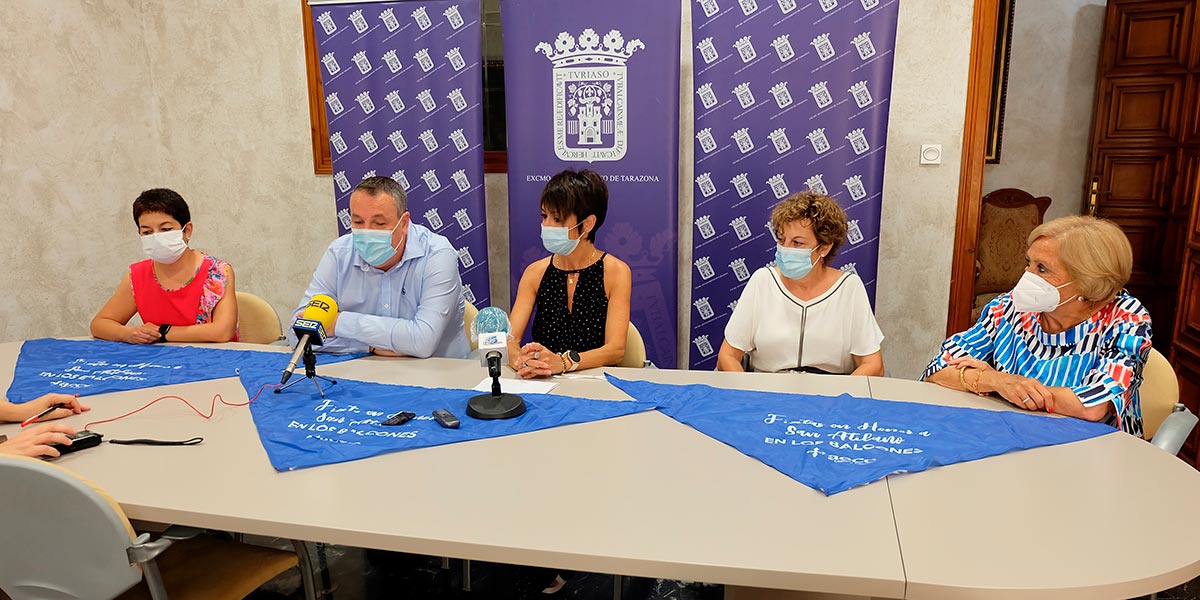 El Ayuntamiento colabora de nuevo con la AECC con la venta de pañoletas 1