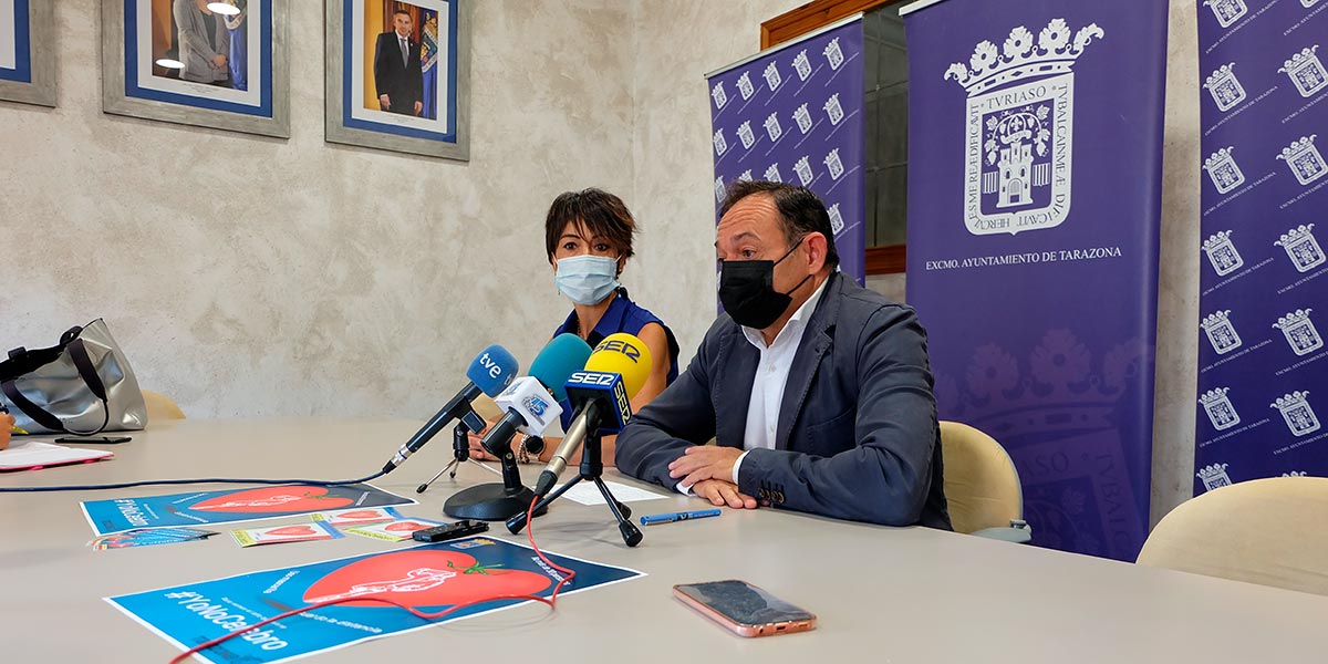 El alcalde de Tarazona, Luis José Arrechea, y la concejal de festejos Eva Calvo