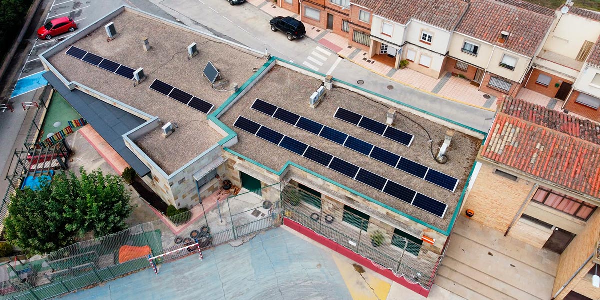 Vistas aéreas de las placas solares instaladas