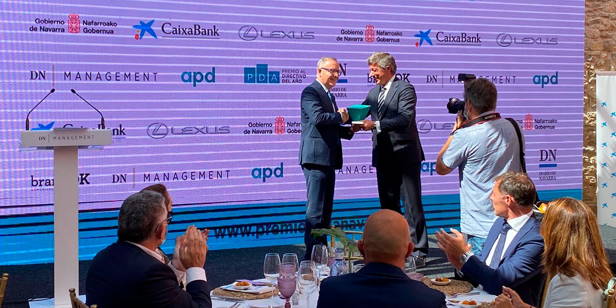 Juan Miguel Floristán recibiendo el premio de mano de Enrique Sánchez de León