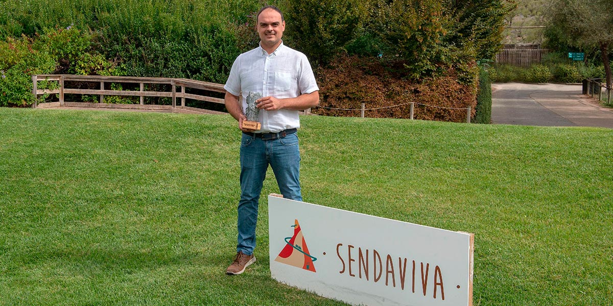 Rubén González, gerente de Sendaviva, posa con el premio al ‘Mejor Parque de Naturaleza del Año’ en los PAC AWARDS 2021