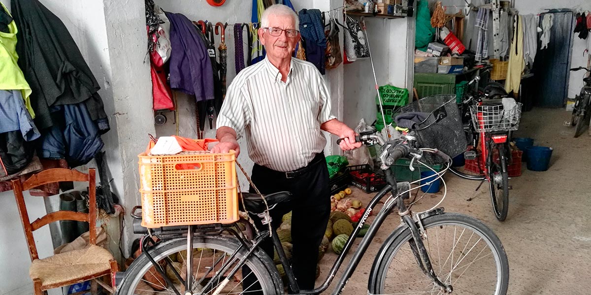 Santiago Delgado, con su bicicleta, en la bajera de su casa