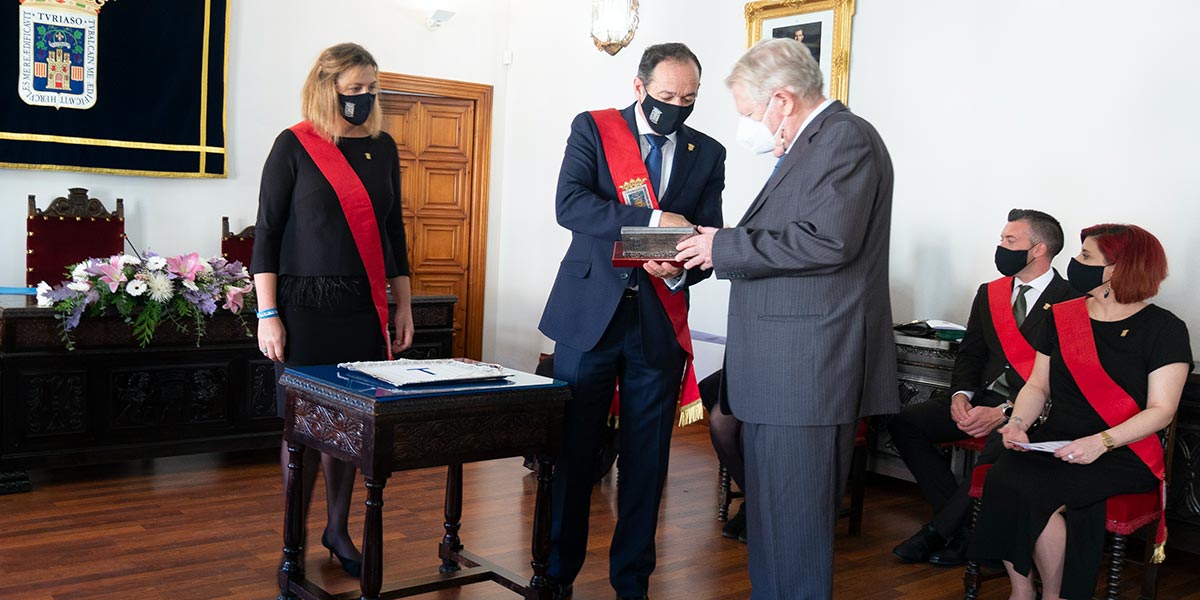Miguel Ángel Navarro Tallero recogiendo el galardón