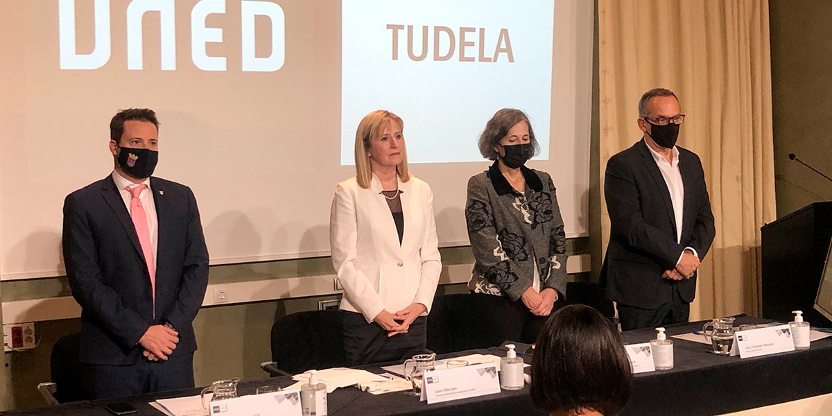 La ceremonia estuvo presidida por la Vicerrectora de Internacionalización de la UNED, Laura Alba