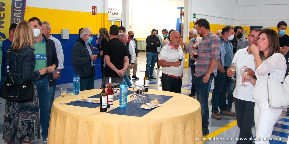 ITT CM93 New Holland lunch