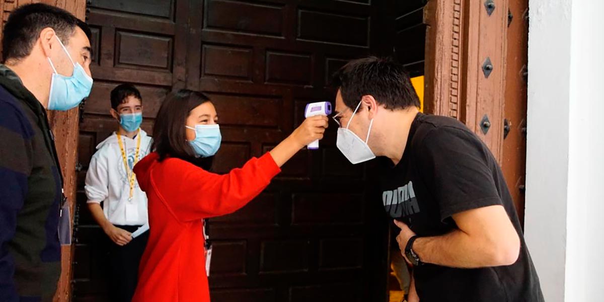 Toma de temperaturas y reparto de mascarillas a la entrada al convento