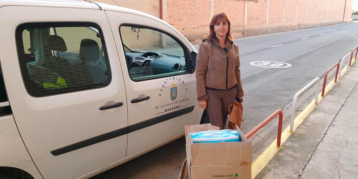 Marta Zabusi junto al cargamento solidario recibido en el cuartel de Buñuel, de parte del Ayuntamiento de Cortes