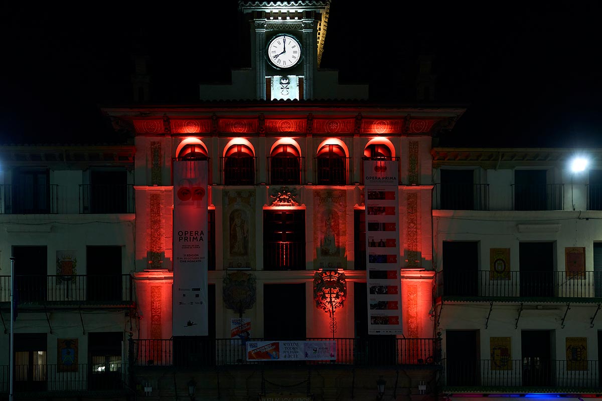 La Casa del Reloj, iluminada de color naranja