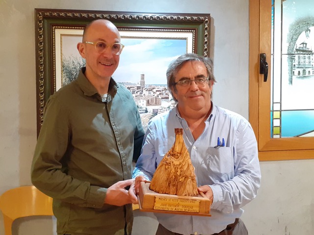 Donázar con el Casteldeterra de madera de olivo, Premio Medio Ambiente 2020